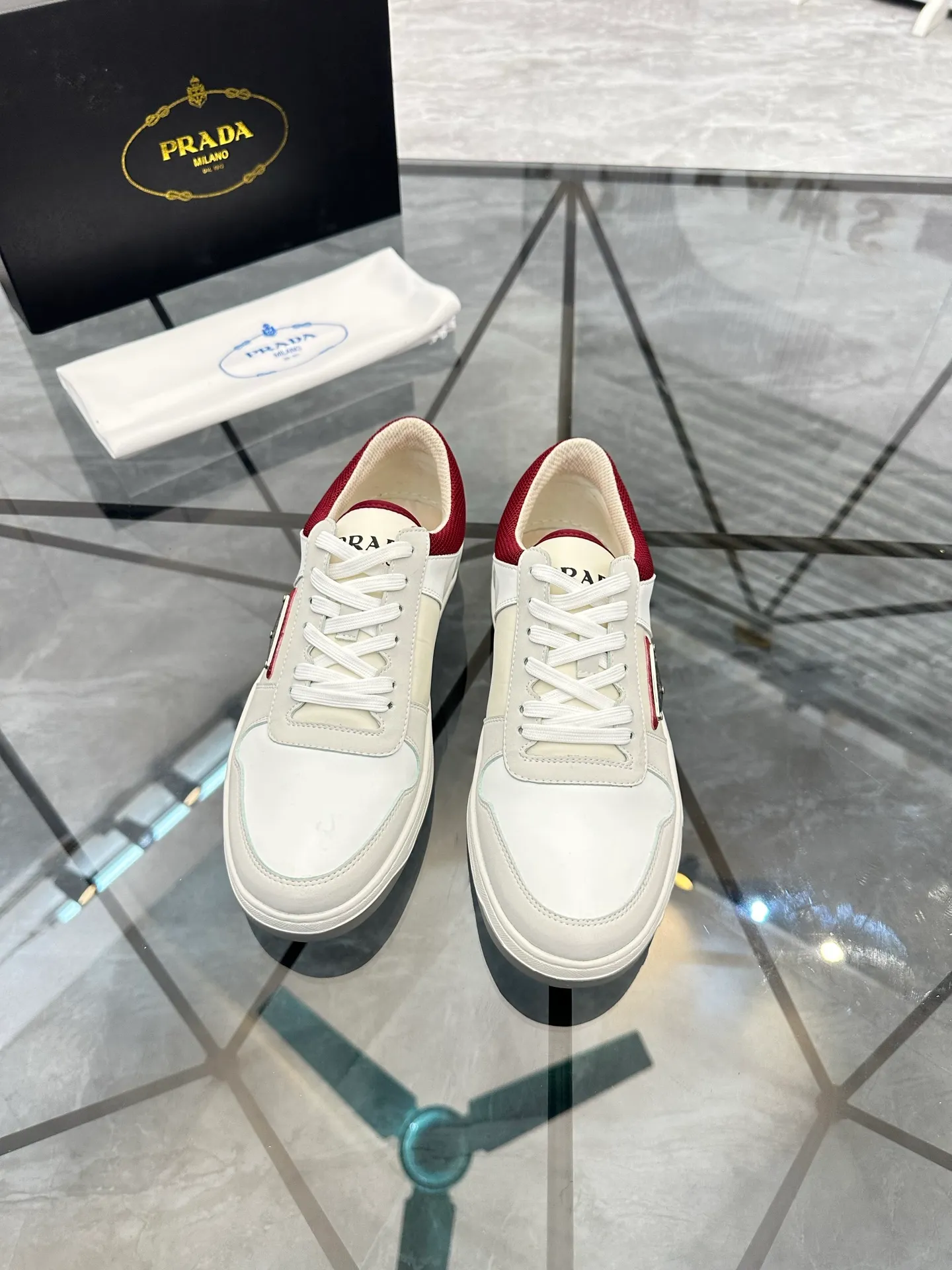 Men's shoes: 💰P420¥ Product trademark: Prada *"Prada*" low-top casual shoes Regular size: 38-44 (can be customized to 45) Product materials: imported cowhide upper with original fabric, breathable lining, original outsole. Number: 020